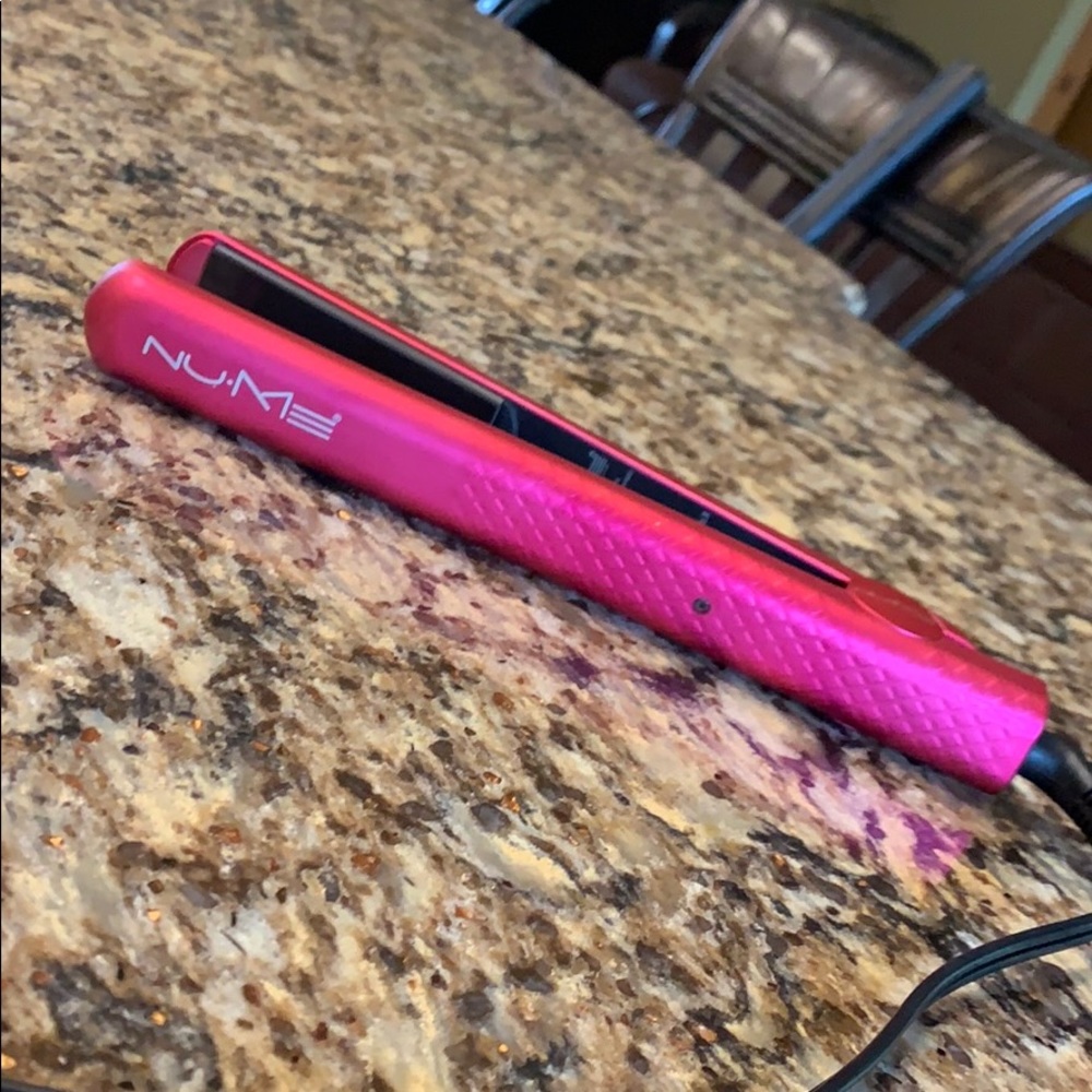 NuMe Straightener